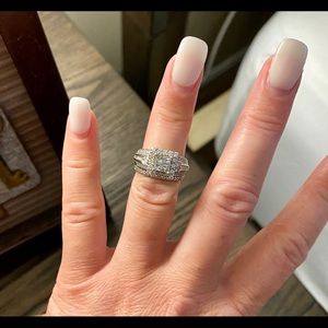 Diamond engagement ring and wedding band set